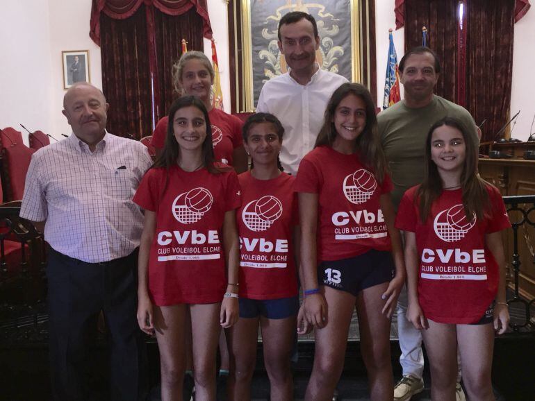 Jugadoras del Club Voleibol Elche con el alcalde y el concejal de Deportes