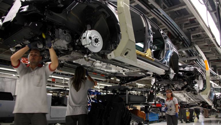 Trabajadores en la planta de SEAT a Martorell