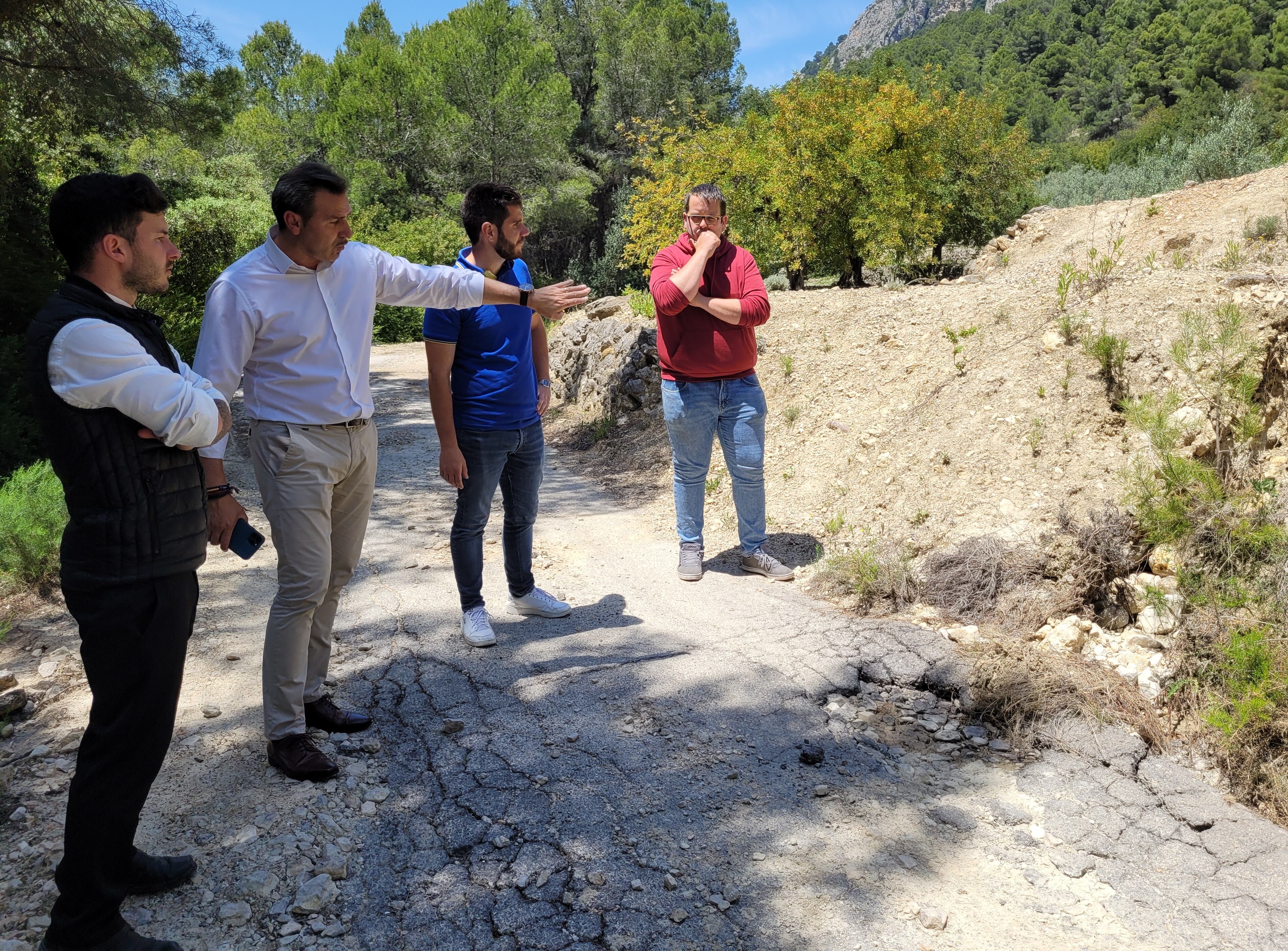 El diputado de Carreteras Alejandro Morant visita el Camí de la Solana junto al alcalde de Confrides Rubén Picó y el presidente del PP de Beniardà Iván Martínez