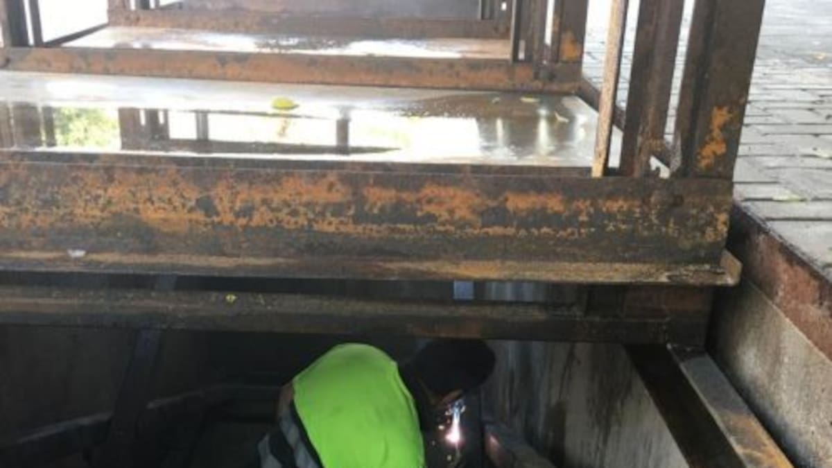 Trasladado al hospital un operario de la basura tras caer al interior de un contenedor soterrado en Ponferrada