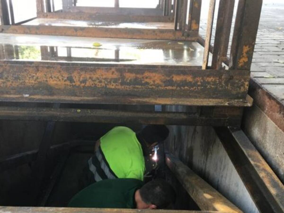 Piden el registro de mantenimiento del contenedor soterrado al que cayó un operario en Ponferrada