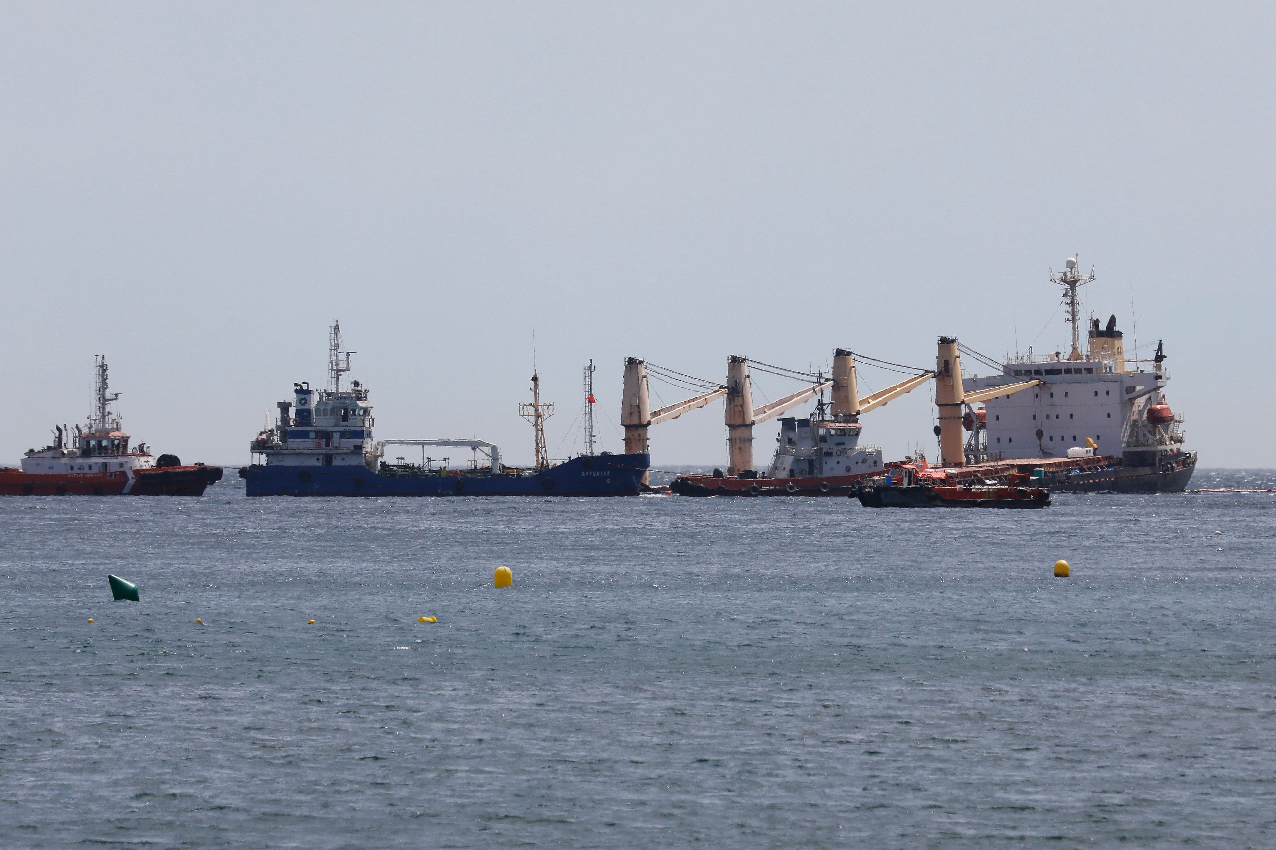 Vista del buque &quot;OS35&quot;, varado al Este de Gibraltar tras la colisión que sufrió el lunes.