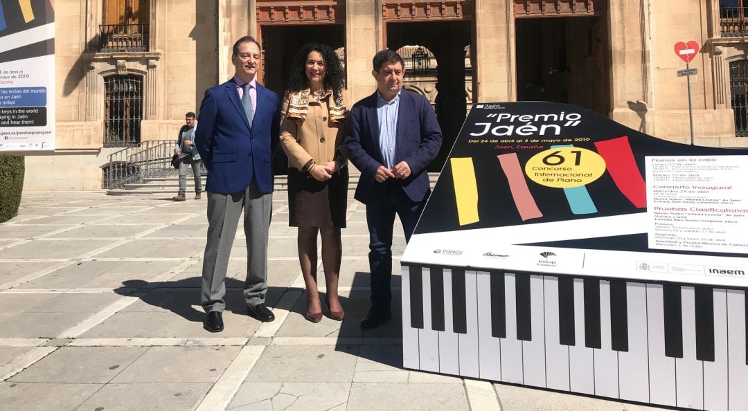 De izquierda a derecha, el secretario del jurado, Ernesto Rocío; la concejala de Cultura, Isabel Azañón, y el presidente de la Diputación, Francisco Reyes.