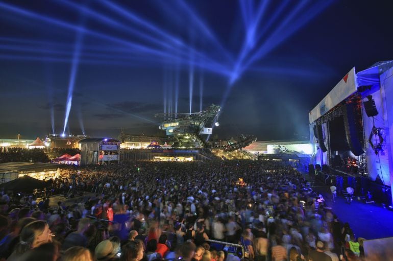 Miles de personas abarrotan una explanada antes de un concierto