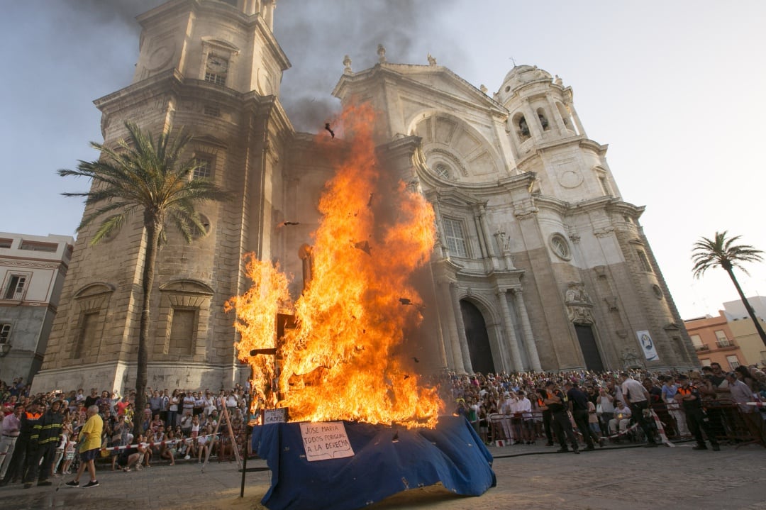 Quema de Juanillos en Cádiz.