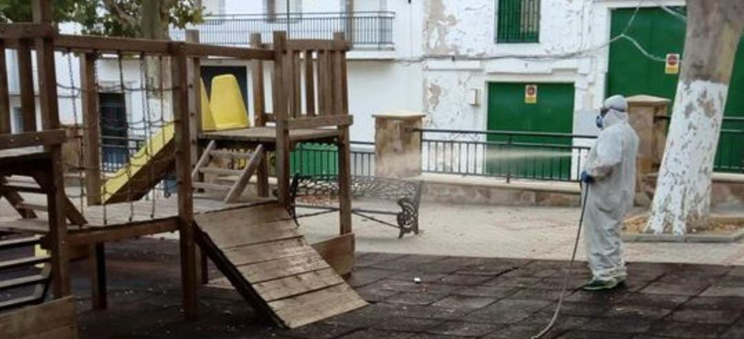 Operario trabaja en la desinfección de un parque, en Huelma.