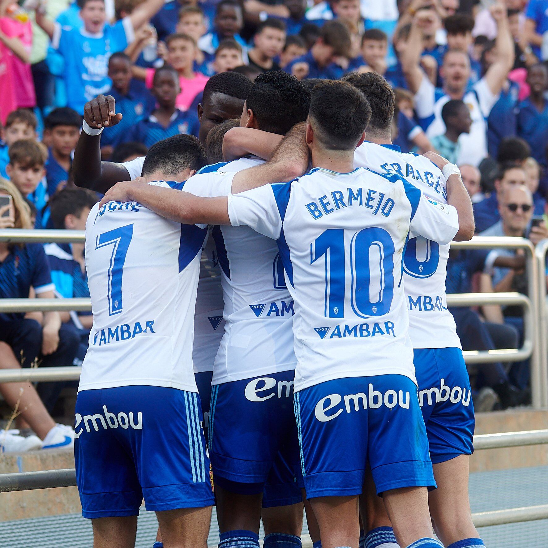 Los jugadores del Real Zaragoza celebran el gol de la victoria al Villarreal B