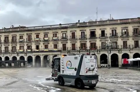 Una máquina limpia la plaza España