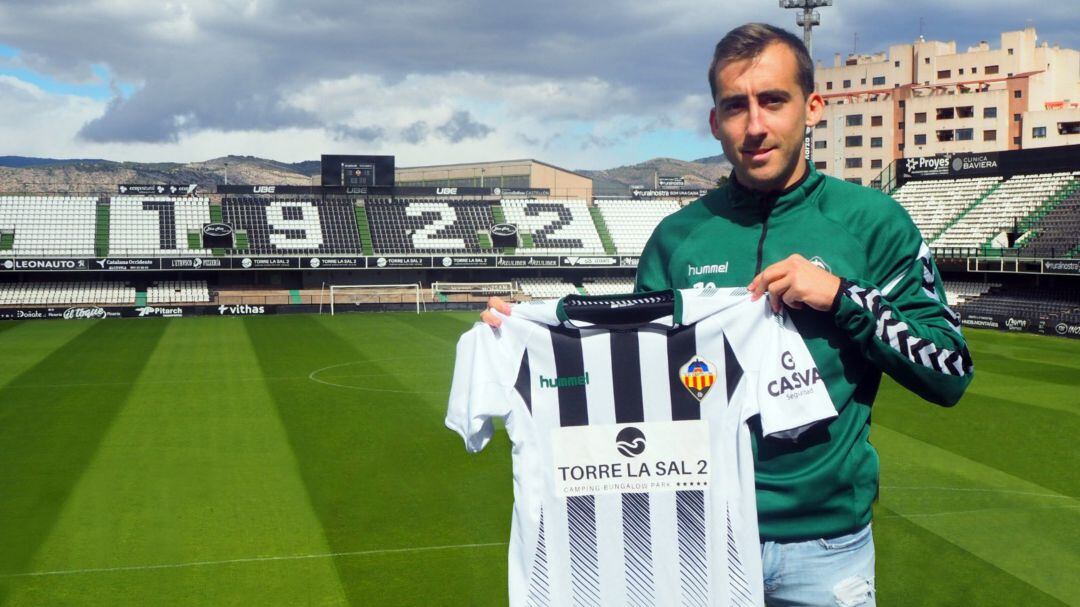 Rubén Diez posaba con la camiseta del CD Castellón tras firmar su útima renovación