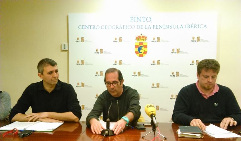 Rafal Sánchez junto a dos de sus concejales