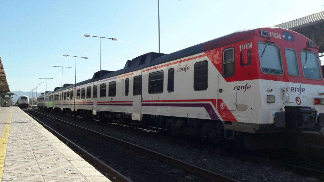 Tren de cercanías en la estación Murcia-El Carmen (Archivo)