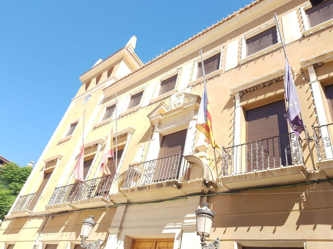 Bandera a media asta en el Ayuntamiento de Elda 