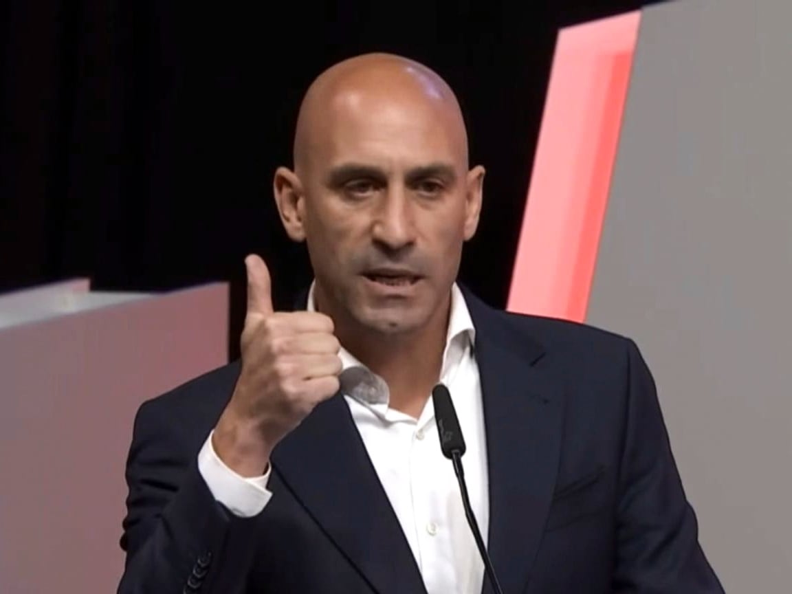 El presidente de la Real Federación Española de Fútbol, Luis Rubiales, durante su intervención en la Asamblea en la que anunció que no dimitirá de su cargo tras la polémica por el beso que dio a la futbolista Jenni Hermoso al ganar el Mundial femenino, que ha definió como &quot;espontáneo, mutuo, eufórico y consentido&quot; aunque ha pedido disculpas &quot;por el contexto en el que se produjo&quot;