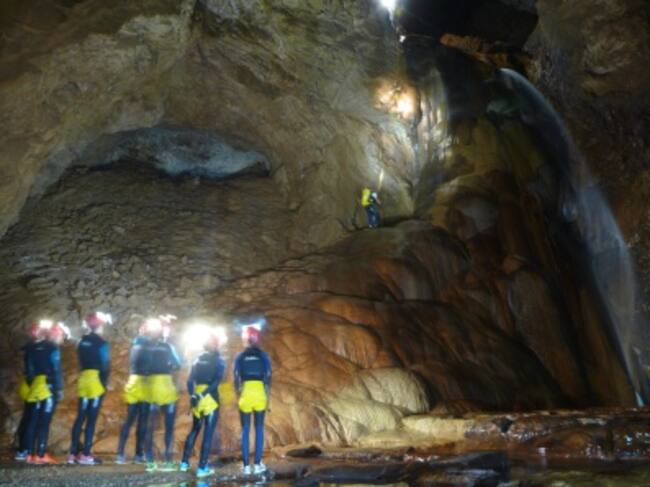 Las montañas, cascadas, ríos y calles del centro de la Tierra