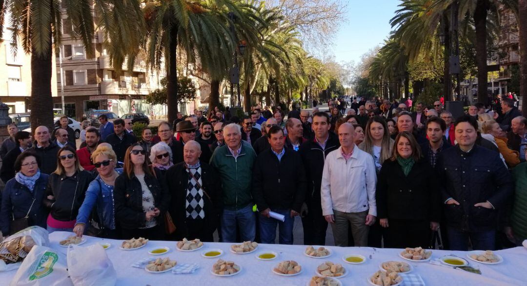 Concentración en defensa del olivar en Linares.
