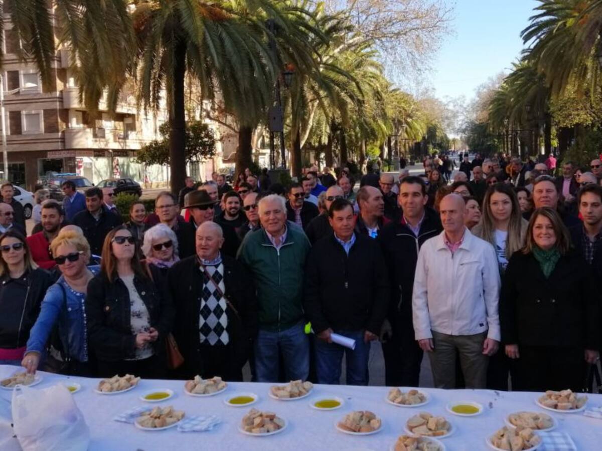 Un centenar de personas se concentra en Linares en defensa del olivar