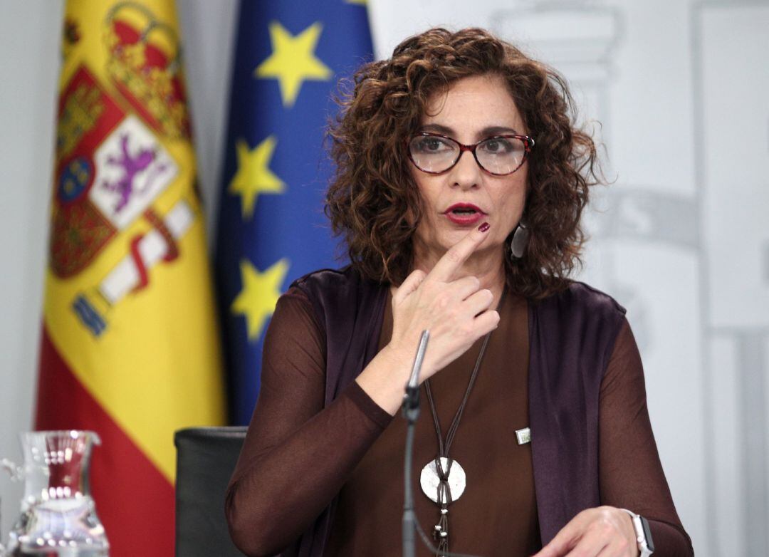 La ministra de Hacienda y Portavoz del Gobierno, María Jesús Montero, durante la rueda de prensa ante los medios de comunicación tras el Consejo de Ministros en La Moncloa, Madrid (España), a 4 de febrero de 2020.