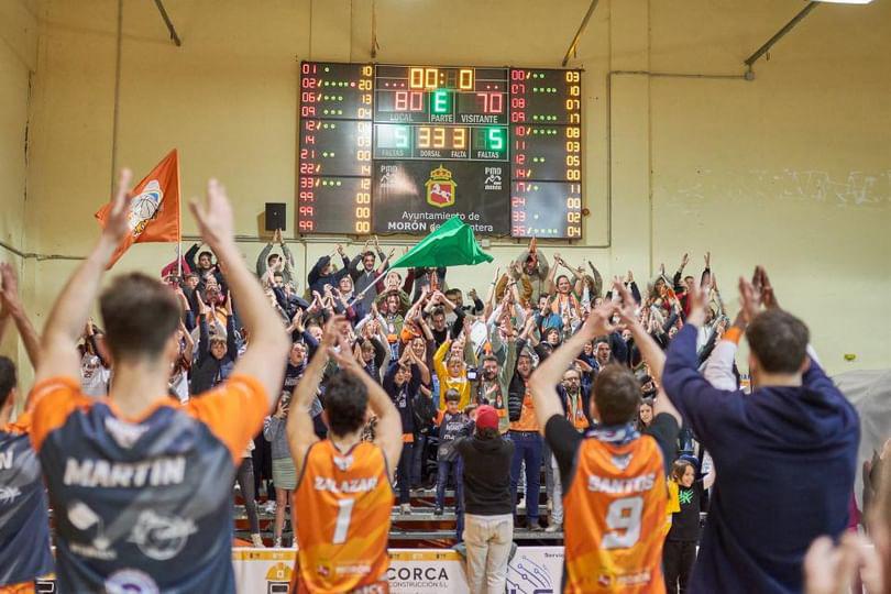 Jugadores y la grada celebrando la victoria / RAFAEL NÚÑEZ