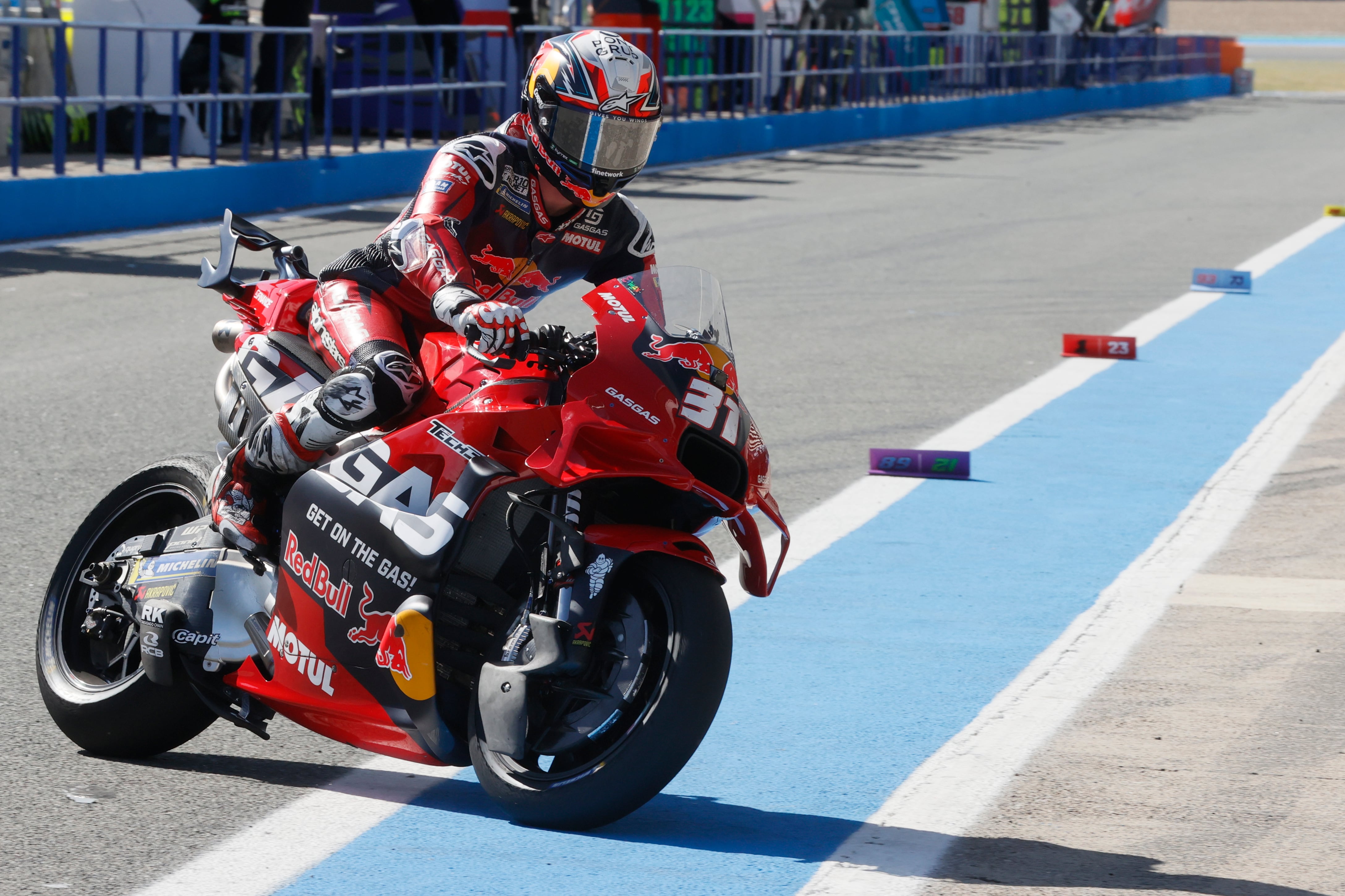 Pedro Acosta, de Red Bull GASGAS Tech3, durante los primeros entrenamientos libres de Moto GP previos al Gran Premio de España de Motociclismo de 2024 EFE/José Manuel Vidal