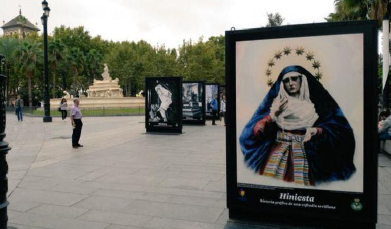 Aspecto de la exposición fotográfica que, sobre la Hermandad de La Hiniesta, acoge la Puerta de Jerez hasta el próximo 2 de noviembre