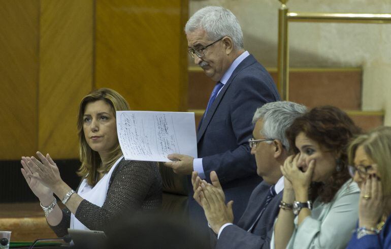 Jiménez Barrios, de pie, en el Parlamento de Andalucía