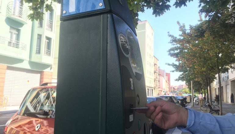 Un ciudadano utiliza una de las máquinas validadoras de la ORA en Valladolid