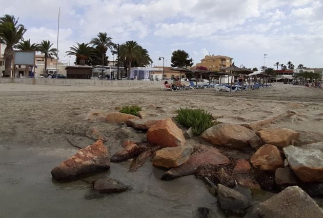 Imagen de la playa de La Puntica a primera hora de la mañana. Al fondo, el set de la cadena SER.