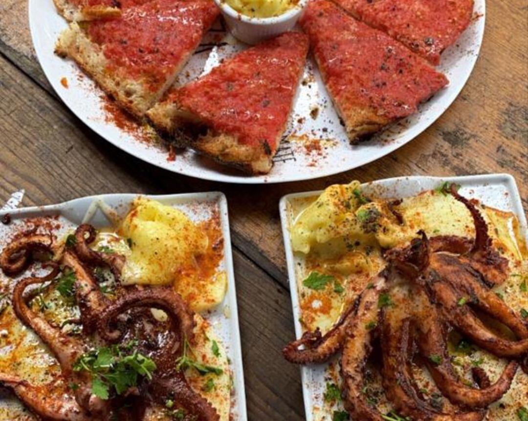 Pulpo braseado y hogaza de pan con tomate