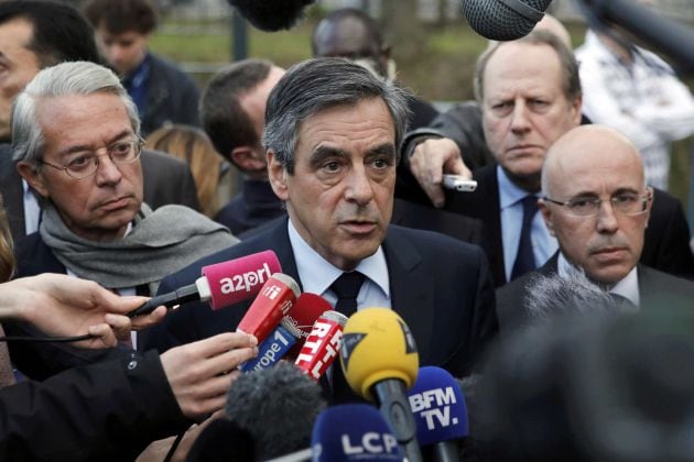 Francois Fillon atiende a la prensa en París