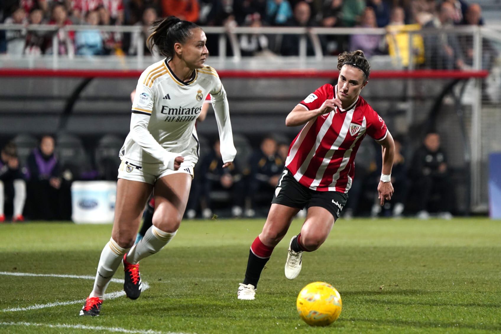 La jugadora del Athletic Club, Nahikari García, en una acción contra el Real Madrid