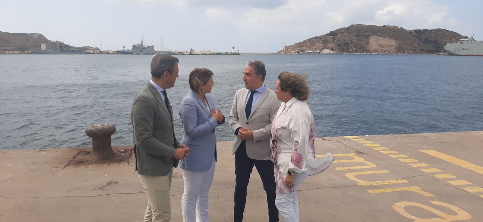 El consejero de Presidencia andaluz, Matías Bendodo, junto a la alcaldesa Noelia Arroyo y la presidenta de la Autoridad Portuaria, Yolanda Muñoz, además del consejero Marcos Ortuño