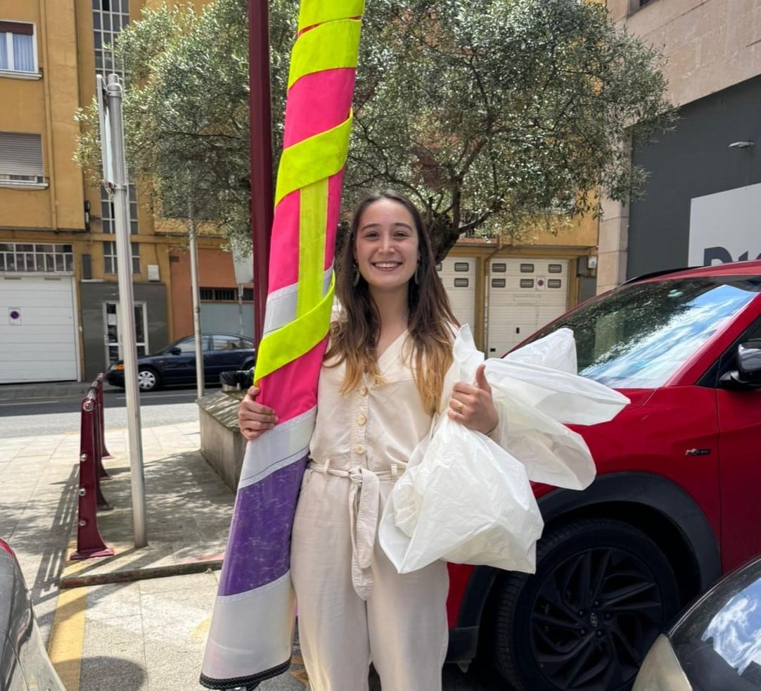 Erika Sanmamed, diseñadora ermuarra, con las velas de windsurf