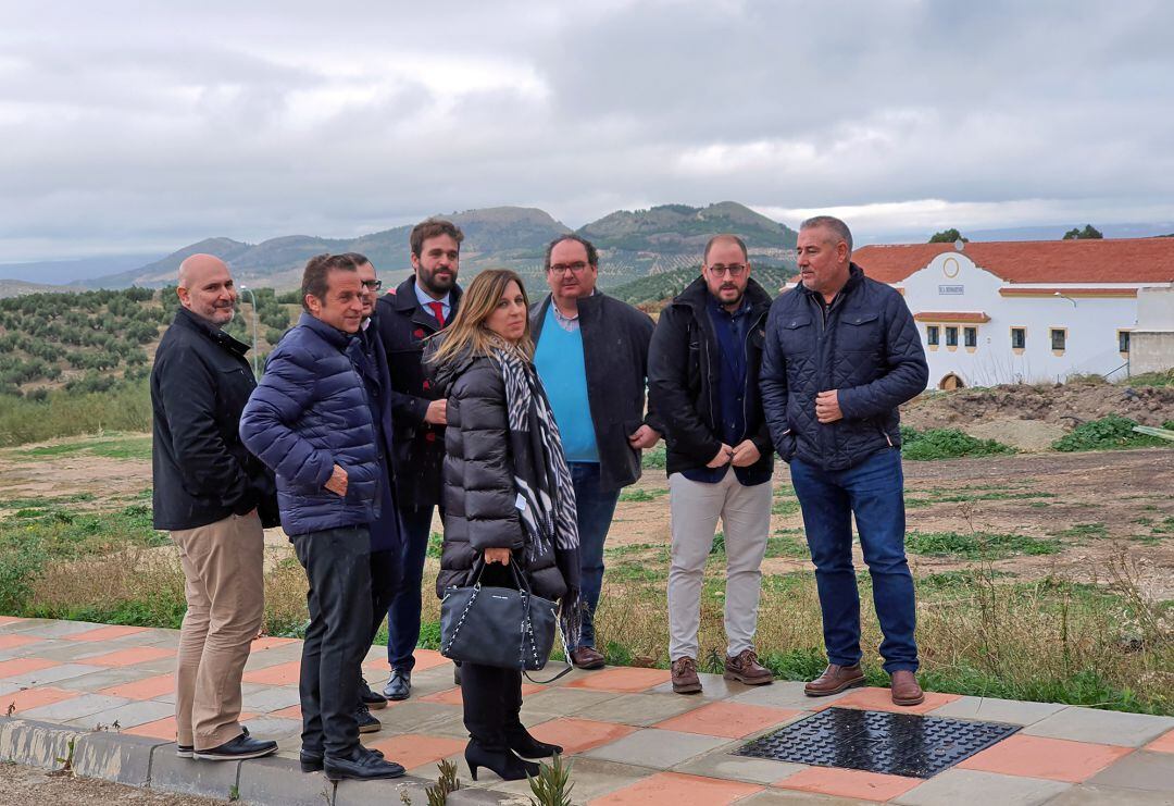 Representantes de la empresa y del Ayuntamiento de Bedmar, ante la parcela en la que se va a ubicar la empresa