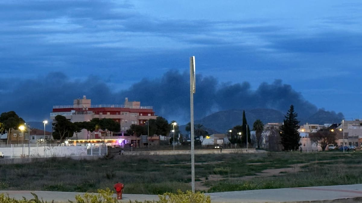 Emergencias envía un ES-ALERT a la población cercana a Escombreras para que no salga a la calle por un incendio en la factoría de Repsol