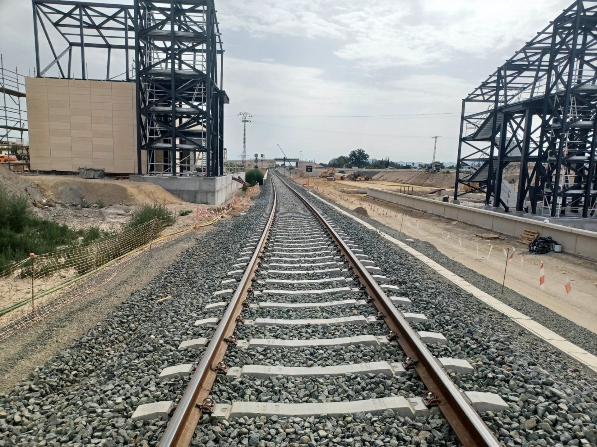 Imagen de las obras de remodelación de la playa de vías en Murcia Mercancías, en el tramo Nonduermas-Sangonera de la LAV Murcia-Almería