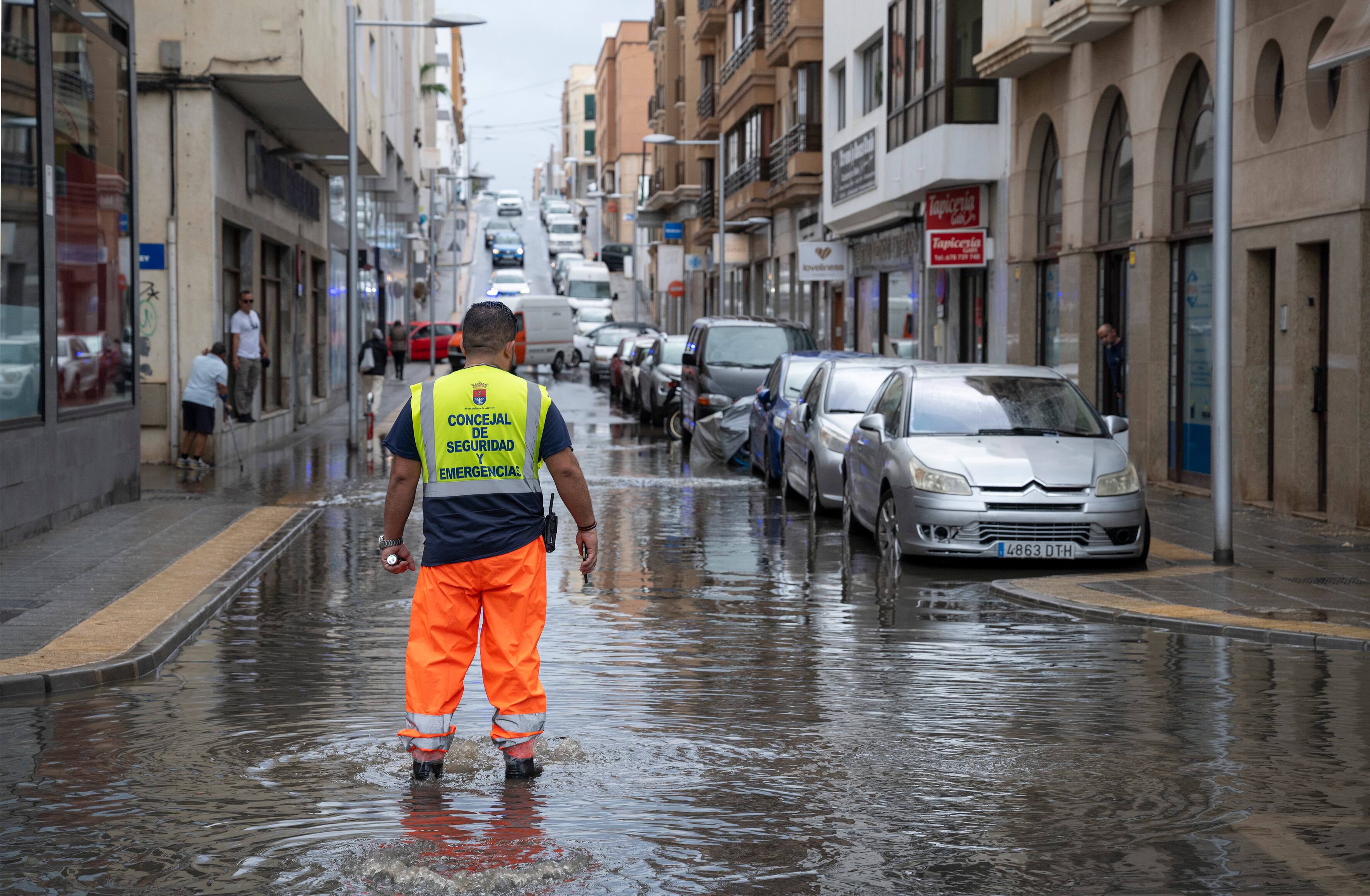GRAFCAN7235. ARRECIFE (LANZAROTE) (ESPAÑA), 09/04/2025.- La borrasca 'Olivier' ha dejado lluvias fuertes en toda la isla de Lanzarote. En la imagen, una céntrica calle de la capital lanzaroteña ha quedado inundada al desbordarse las alcantarillas. EFE/Adriel Perdomo