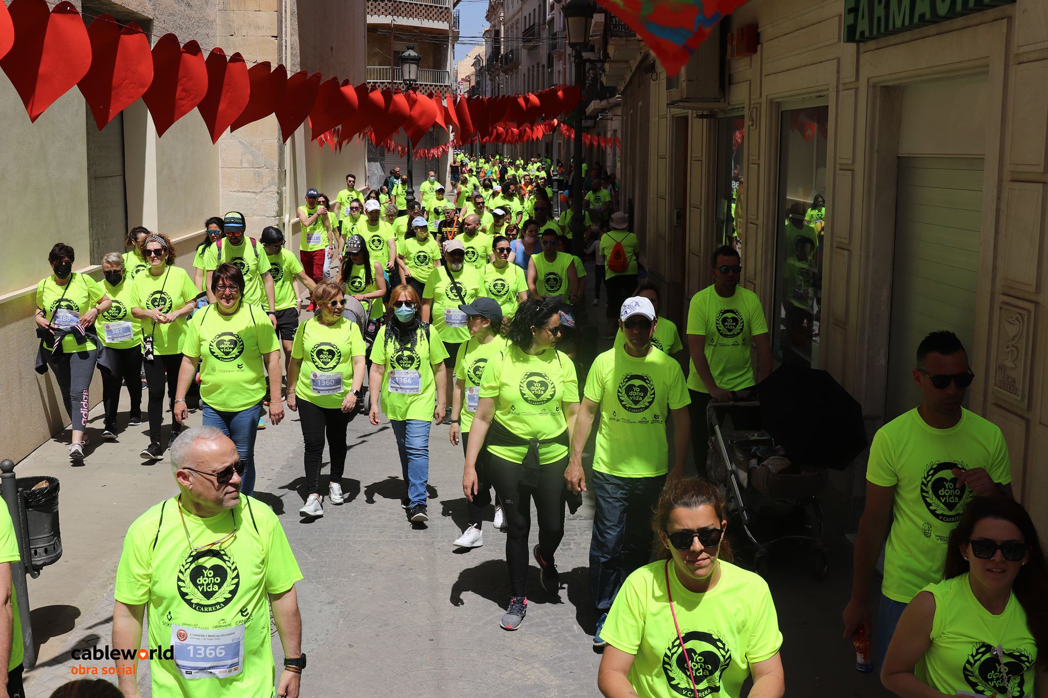 Grupo de marchadores recorren las calles del centro de Novelda