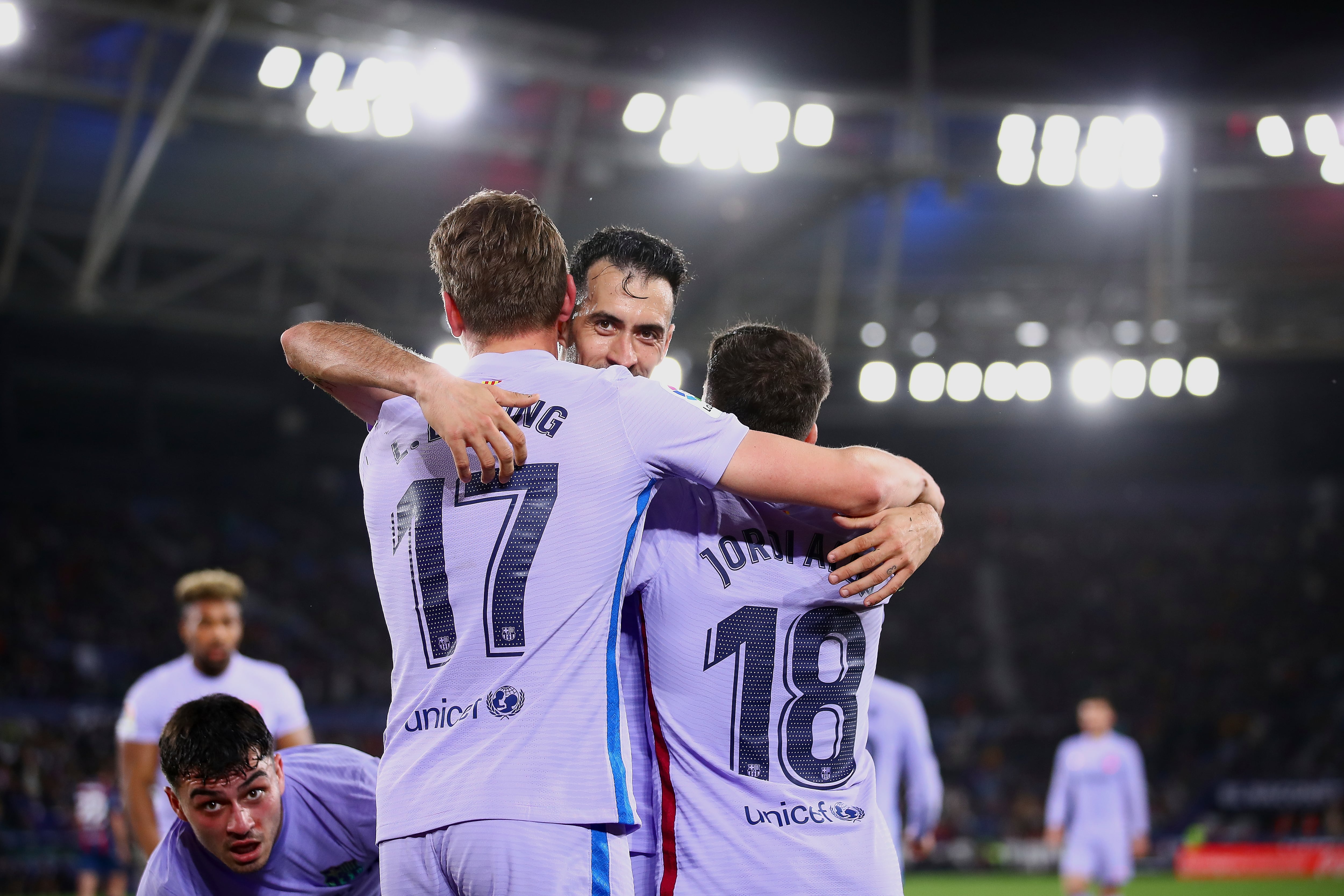 Luuk de Jong celebra junto a Busquets y Jordi Alba su gol frente al Levante (Photo by Eric Alonso/Getty Images)