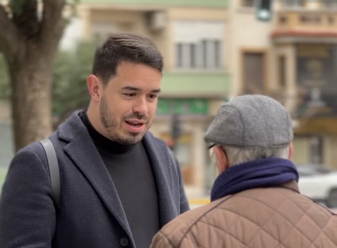 Salguero, con una persona de edad avanzada