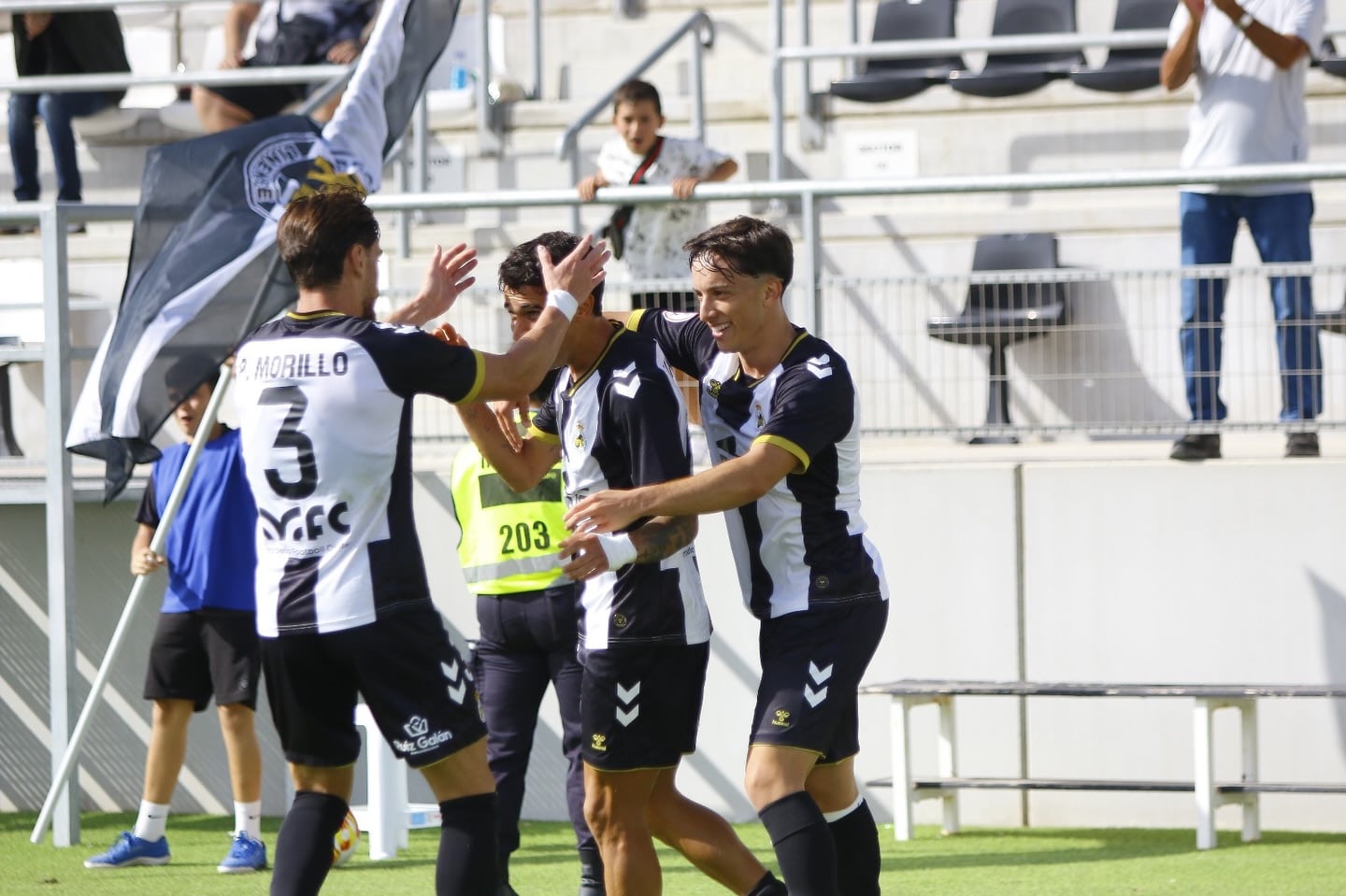 La plantilla celebra un gol