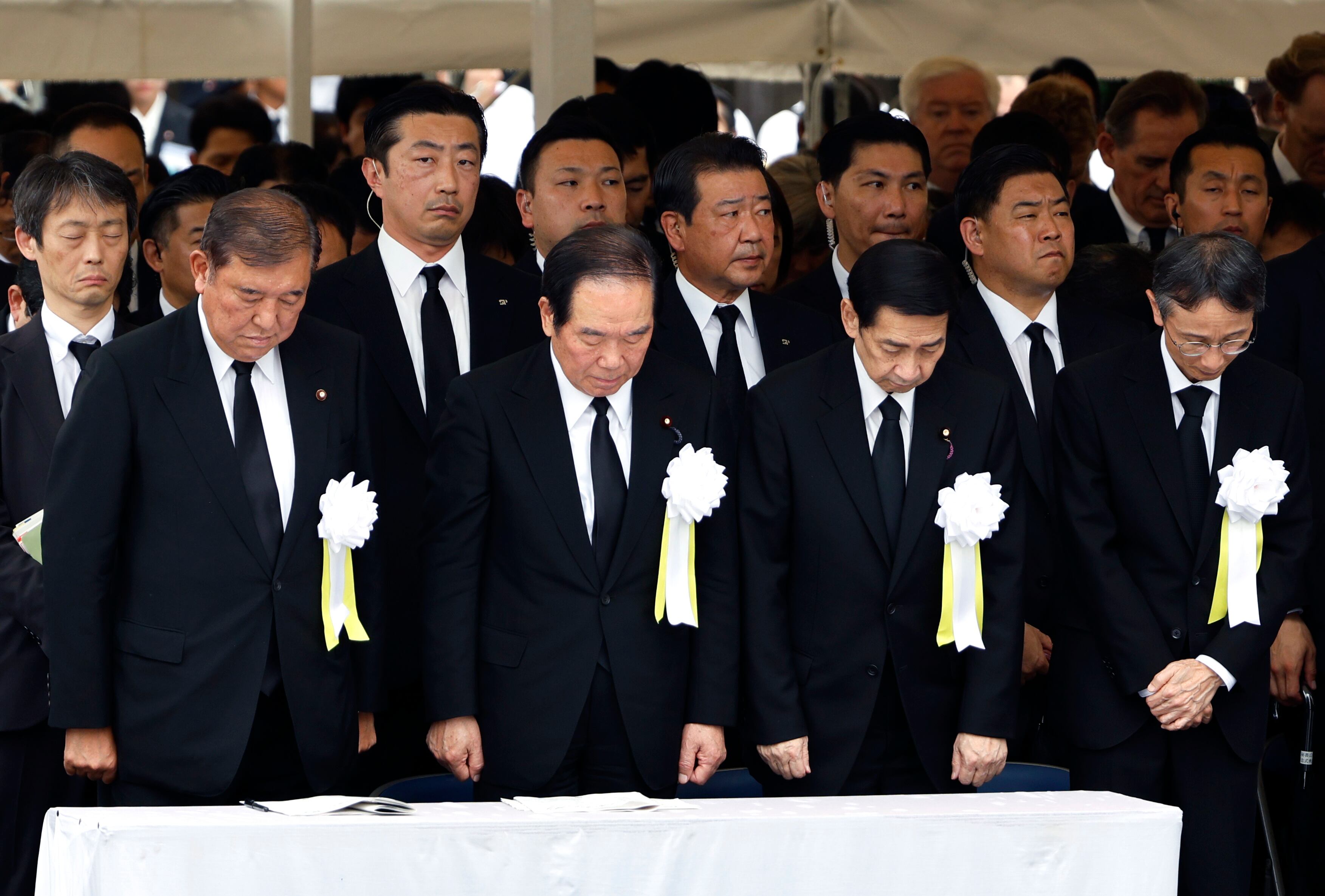 El primer ministro de Japón junto a otros líderes durante los actos por el 80 aniversario del lanzamiento de la bomba atómica sobre Nagasaki.
