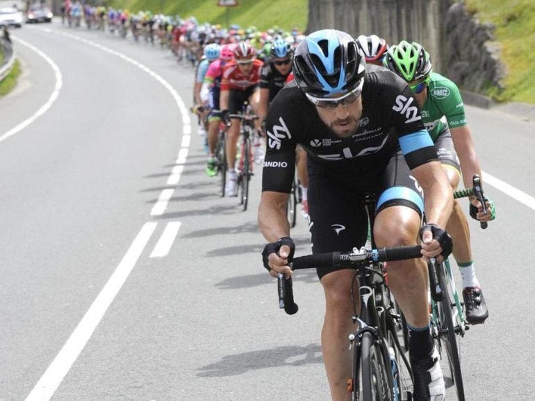 Xabier Zandio comanda el pelotón durante la Vuelta al País Vasco de 2015