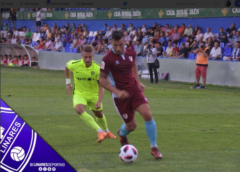 Chendo conduce el balón en una jugada de ataque azulilla