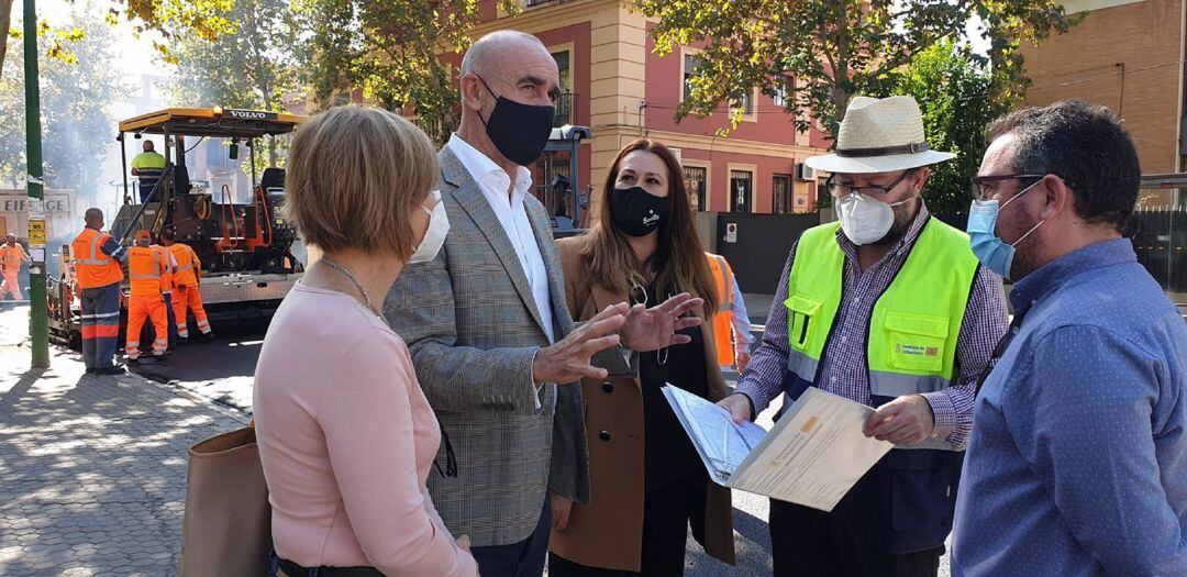 El delegado de Hábitat Urbano, Antonio Muñoz, visita las obras en la avenida