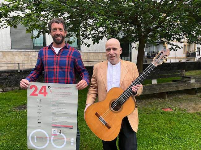 El concejal de cultura Ortzi Alonso junto al director del festival, Carles Pons.