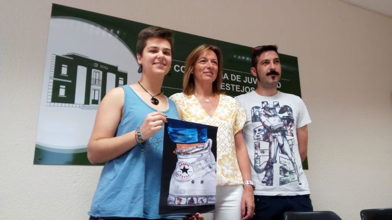 María Miguel, ganadora del cartel anunciador del 33 Aranda Joven, María Ángeles Marín, concejala de Juventud y Enriue Teixeiro, representantede la Asociación de Músicos Ribereños