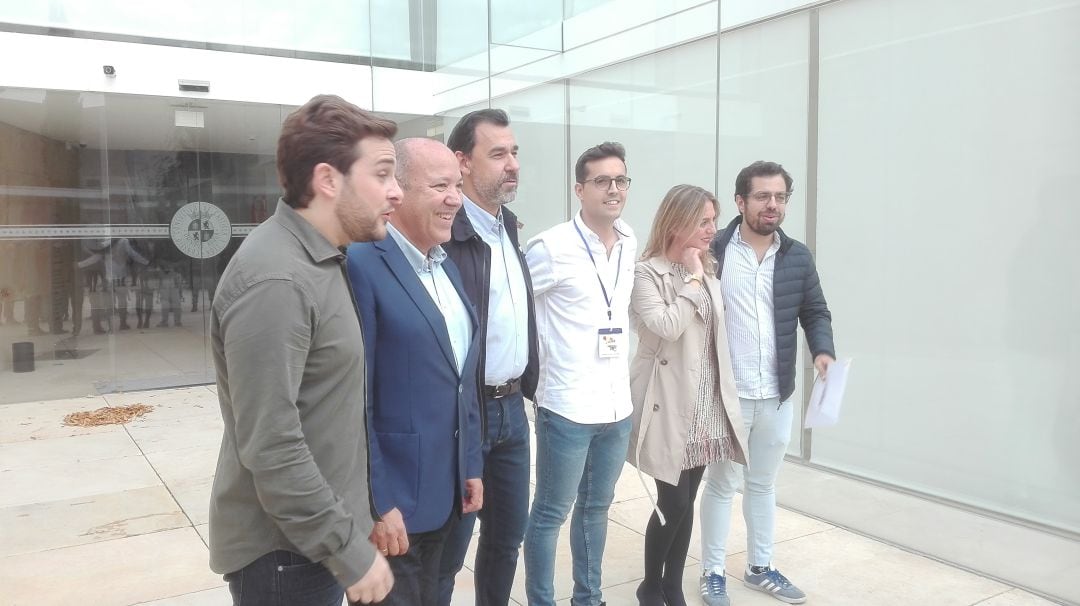 Fernando Martínez Maíllo y José María Barrios junto a integrnates de la organización juvenil del Partido Popular