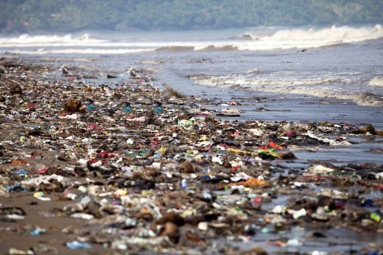 Miles de trozos de plástico se amontonan en una playa y acaban en el mar. 