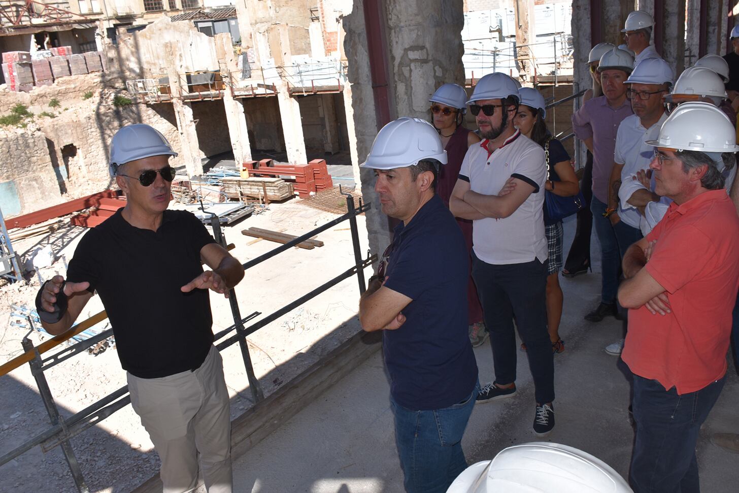 Los ediles de la Corporación Municipal durante la visita a las obras de rehabilitación de la manzana de Rodes.