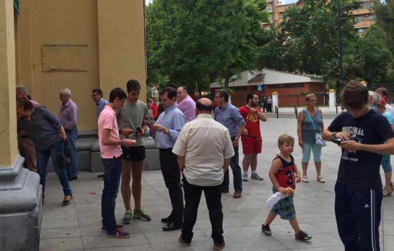 Algunos aficionados comprando su entrada para ver a Perera